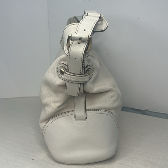 Large Michael Michael Kors  hobo in ivory pebbled leather. - Picture 3 of 11